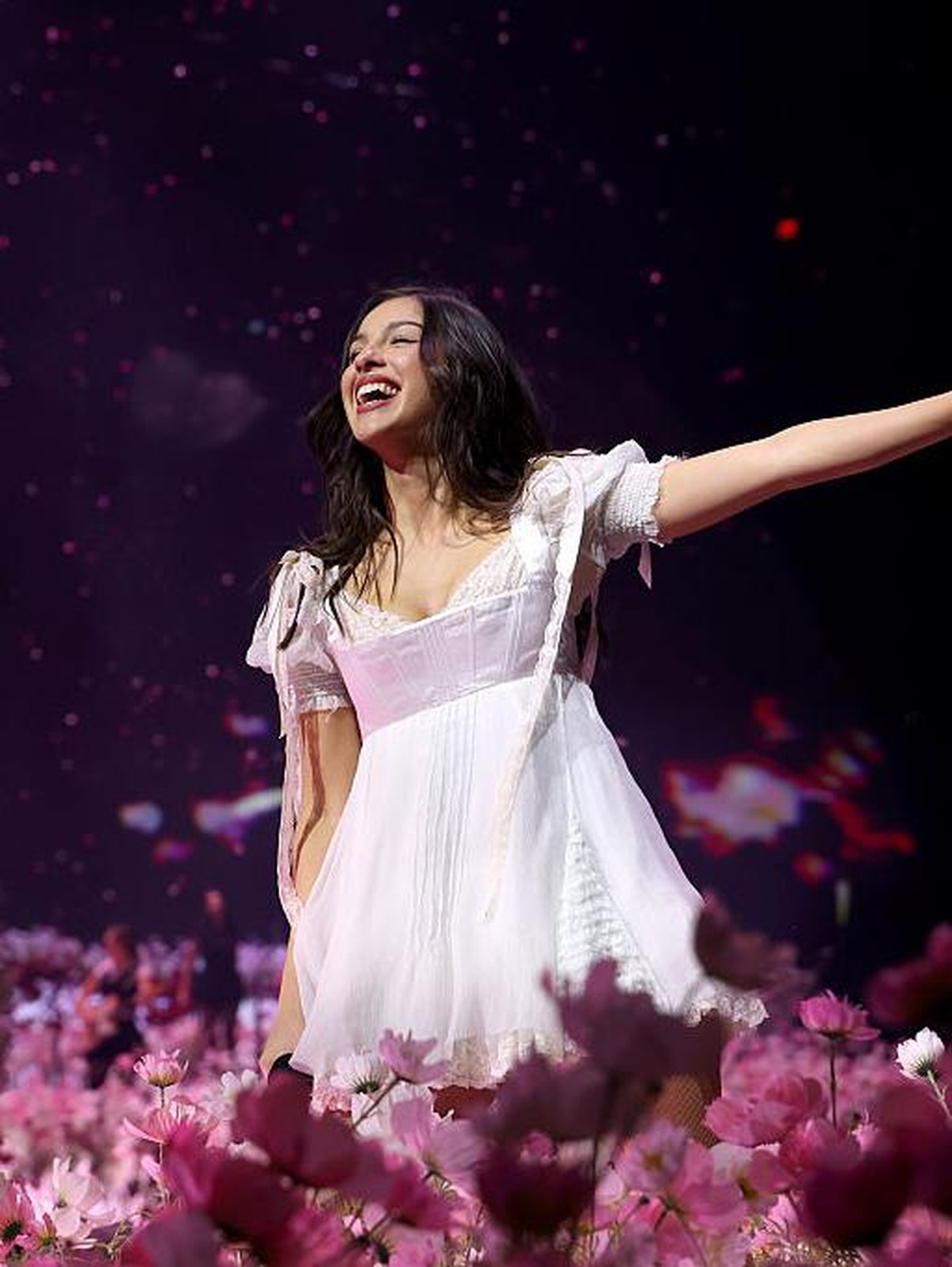 Aksi Panggung Kacau, Gaun Olivia Rodrigo Luntur Terkena Air