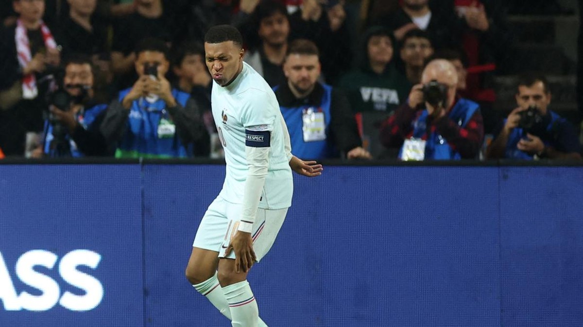 Kylian Mbappe dipastikan cedera lutut, kemungkinan absen 2 pekan. (REUTERS/Umit Bektas)