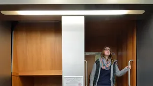 Begini Wujud Lift Paternoster yang Nggak Ada Pintunya
