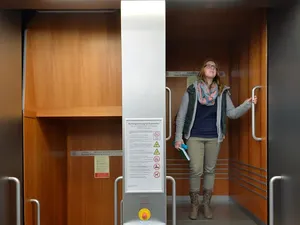 Begini Wujud Lift Paternoster yang Nggak Ada Pintunya