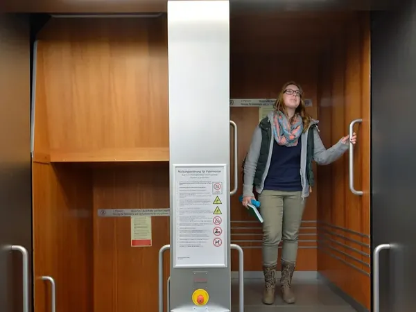 Begini Wujud Lift Paternoster yang Nggak Ada Pintunya