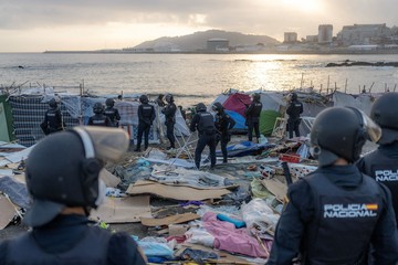 Polisi Spanyol Bongkar Kamp Migran di Pantai Benitez Ceuta