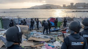 Polisi Spanyol Bongkar Kamp Migran di Pantai Benitez Ceuta