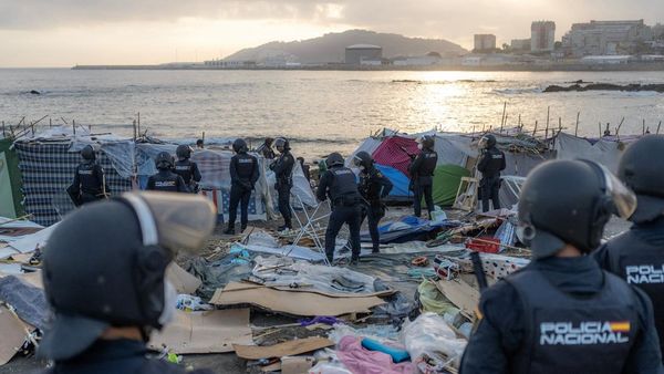 Polisi Spanyol Bongkar Kamp Migran di Pantai Benitez Ceuta
