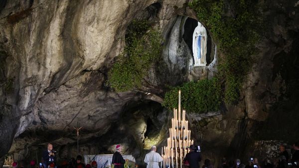Paus Leo Berdoa di Gua Massabielle, Lourdes
