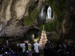 Paus Leo Berdoa di Gua Massabielle, Lourdes