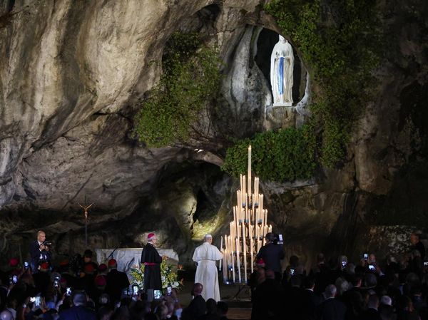 Paus Leo Berdoa di Gua Massabielle, Lourdes