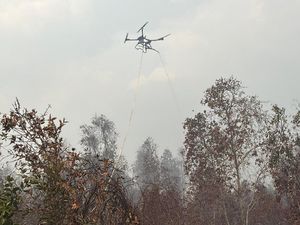 Tim Slog Polri Bantu Padamkan Karhutla di OKI dengan Drone dan Cairan X-Fire