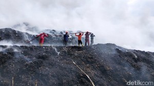 Asap Kebakaran TPA Cikundul Sukabumi Menyebar hingga Radius 5 Km