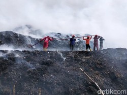 Kala Armada Tua Menghadapi Api Sampah Tua di Cikundul Sukabumi