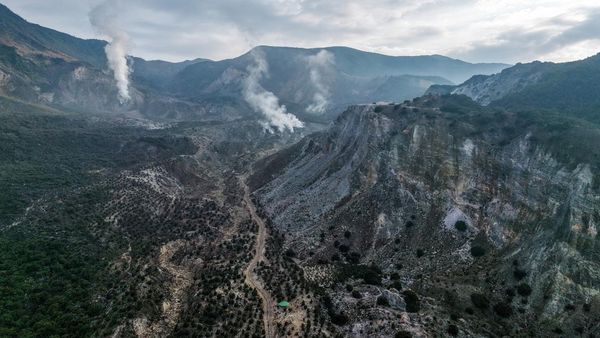 Jalur Pendakian Gunung Papandayan Ditutup Sementara karena Blue Fire