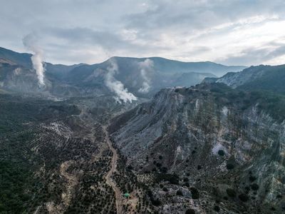 Jalur Pendakian Gunung Papandayan Ditutup Sementara karena Blue Fire