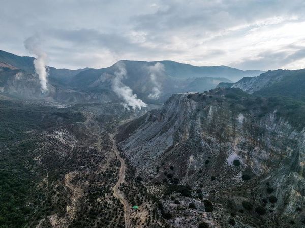Jalur Pendakian Gunung Papandayan Ditutup Sementara karena Blue Fire