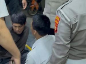 Pria di Lampung Ditangkap Usai Ngamuk di Konter HP Bawa 2 Sajam