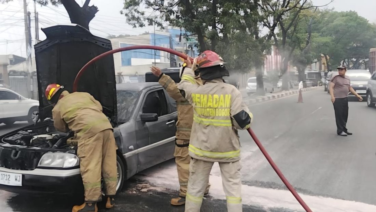 Nahas, Sedan Ludes Dilalap Si Jago Merah Menuju Bengkel