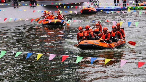 Seru! Adu Kekompakan di Lomba Dayung Pasar Baru 2026