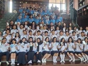 Jelang Bulan Bahasa, SMA KTB Luncurkan Buku Puisi dan Kolom Karya Siswa