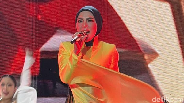 Syahrini Comeback Usai 7 Tahun Vakum, Reino Barack Kasih Peluk di Backstage