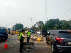 Diduga Sopir Microsleep, Truk Tabrak Beton di Tol Jagorawi