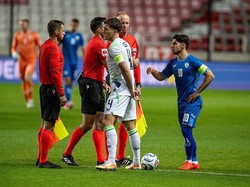 Video Hal Tak Biasa Saat Irlandia Hajar Israel: Kiper Mundur-Ogah Salaman