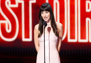 Gaya Dakota Johnson Pakai 'Naked Dress' Versi Lebih 'Demure' di MTV VMA 2026
