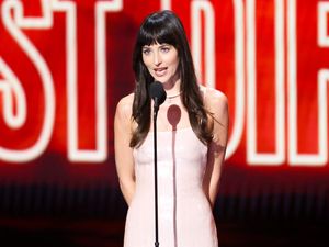 Gaya Dakota Johnson Pakai Naked Dress Versi Lebih Demure di MTV VMA 2026