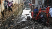 60 Tahun Tak Dikeruk, Lumpur Anak Kali Krukut Diangkat