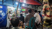 Antusias Nobar Timnas Pakai TV Kecil di Pasar Kebayoran Lama
