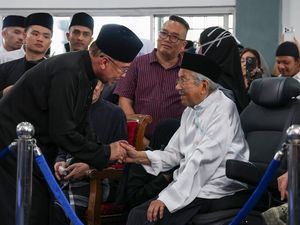 Anwar Ibrahim Hadiri Pemakaman Siti Hasmah, Genggam Erat Tangan Mahathir