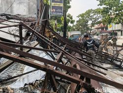 Baliho Berkarat Tumbang, Kios Hingga Bengkel Jadi Korban
