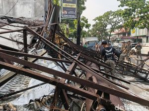 Kesaksian Warga Saat Baliho Berkarat Roboh di Buahbatu Bandung