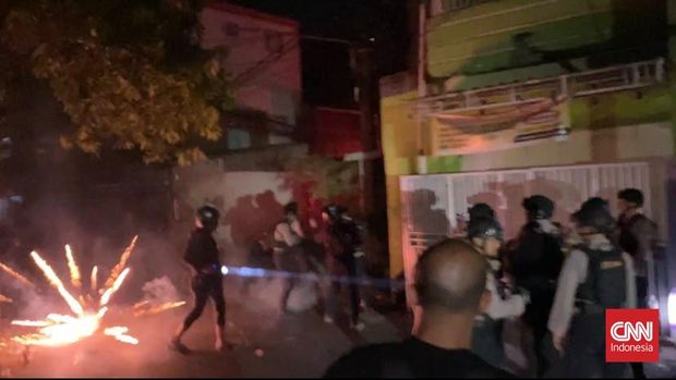 Bentrok warga dan polisi di Makassar Bentrok warga dan polisi di Makassar, Minggu (27/9) malam. Polisi diserang warga pakai kembang api, dibalas pakai gas air mata. (CNNIndonesia/Ilham)