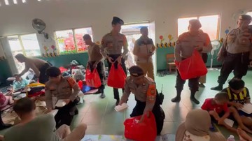 Polda Metro Salurkan Makanan ke 173 Pengungsi Korban Kebakaran Jakut
