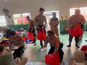 Polda Metro Salurkan Makanan ke 173 Pengungsi Korban Kebakaran Jakut