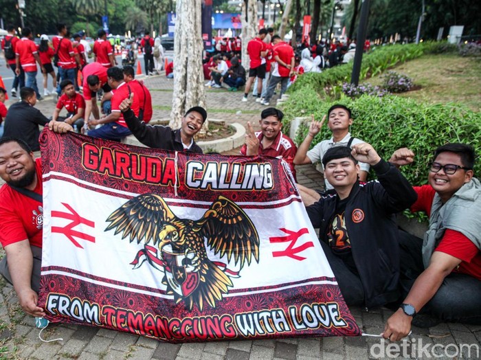 Euforia suporter mulai terasa di kawasan Stadion Utama Gelora Bung Karno (SUGBK), Jakarta, Senin (28/9/2026).