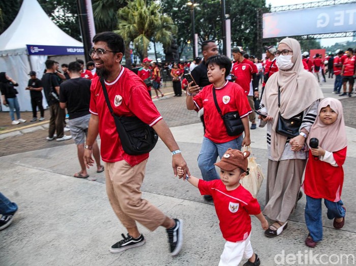 Euforia suporter mulai terasa di kawasan Stadion Utama Gelora Bung Karno (SUGBK), Jakarta, Senin (28/9/2026).