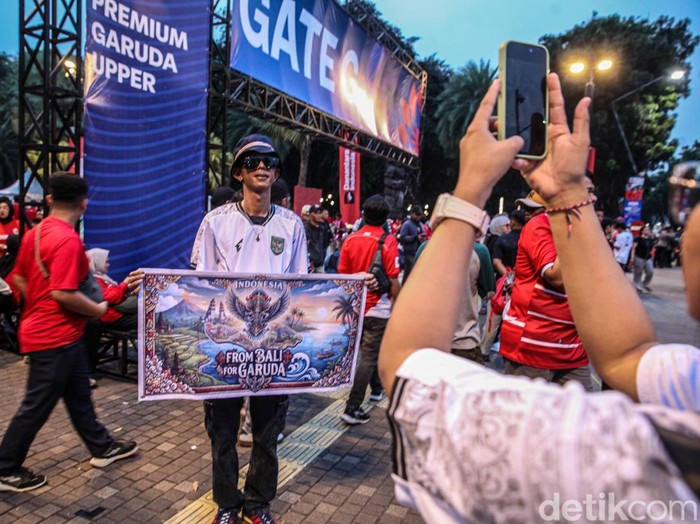 Euforia suporter mulai terasa di kawasan Stadion Utama Gelora Bung Karno (SUGBK), Jakarta, Senin (28/9/2026).