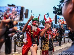 Para suporter mengenakan jersey Timnas Indonesia saat tiba di kawasan stadion. 