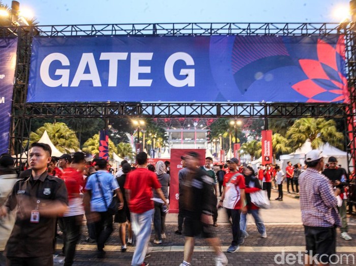 Euforia suporter mulai terasa di kawasan Stadion Utama Gelora Bung Karno (SUGBK), Jakarta, Senin (28/9/2026).
