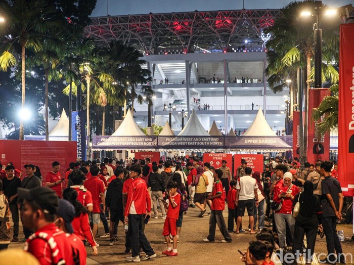 Euforia suporter mulai terasa di kawasan Stadion Utama Gelora Bung Karno (SUGBK), Jakarta, Senin (28/9/2026).
