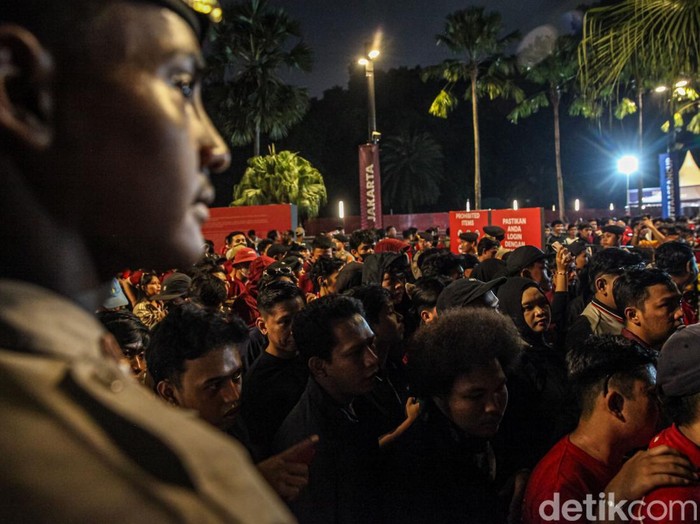 Euforia suporter mulai terasa di kawasan Stadion Utama Gelora Bung Karno (SUGBK), Jakarta, Senin (28/9/2026).