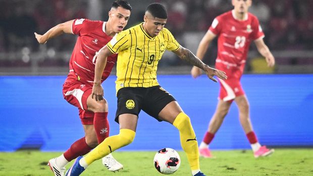 Pesepak bola Tim Nasional Indonesia Joey Pelupessy (kiri) membayangi pergerakan pesepak bola Tim Nasional Malaysia Bergson (tengah) pada pertandingan penyisihan Grup A FIFA ASEAN Cup 2026 di Stadion Utama Gelora Bung Karno (SUGBK), Senayan, Jakarta, Senin (28/9/2026). ANTARA FOTO/M Risyal Hidayat