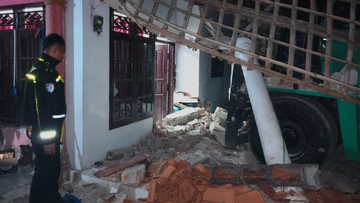 Forklift 15 Ton Tabrak Rumah Warga hingga Rusak di Tangerang