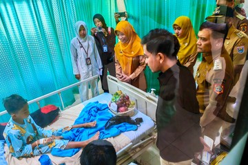 Gibran dan Luthfi Tinjau Pasien Dugaan Keracunan MBG di Batang