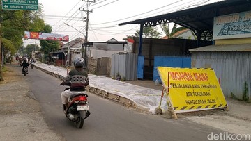 Viral Pria Berseragam ASN Bawa Mobil Terobos Jalan Cor Basah di Pekalongan