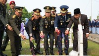 Peringati HUT ke-81 TNI, Pangdam XIX/Tuanku Tambusai-Kapolda Riau Ziarah TMP