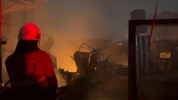 Gudang Mebel di Jakbar Kebakaran, Warga Dengar Bunyi Ledakan