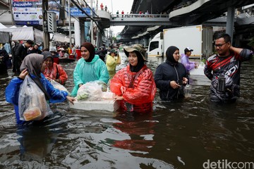 Korban Banjir Bangkok Serbu Pasar Demi Jaga Ketersediaan Makanan