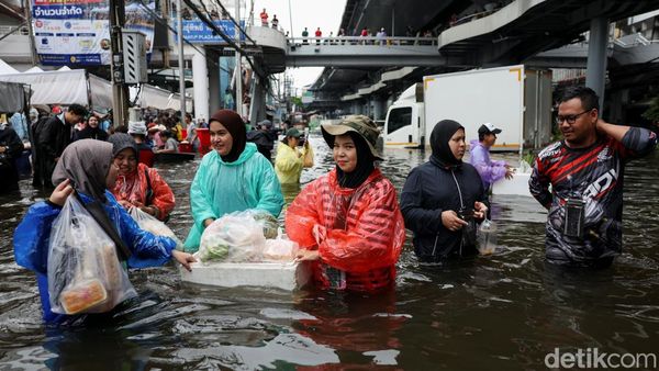 Korban Banjir Bangkok Serbu Pasar Demi Jaga Ketersediaan Makanan