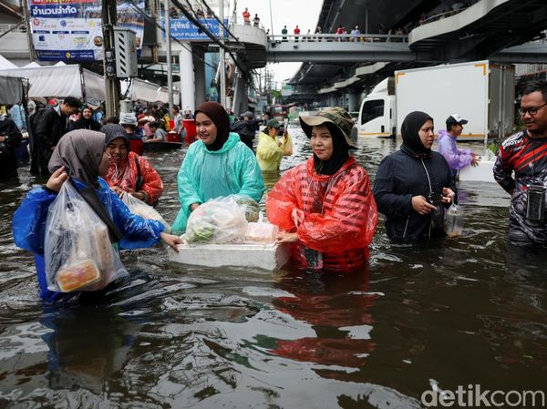 Korban Banjir Bangkok Serbu Pasar Demi Jaga Ketersediaan Makanan